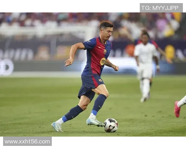 莱万再创佳绩欧冠赛场10场打入12球领跑射手榜前景光明